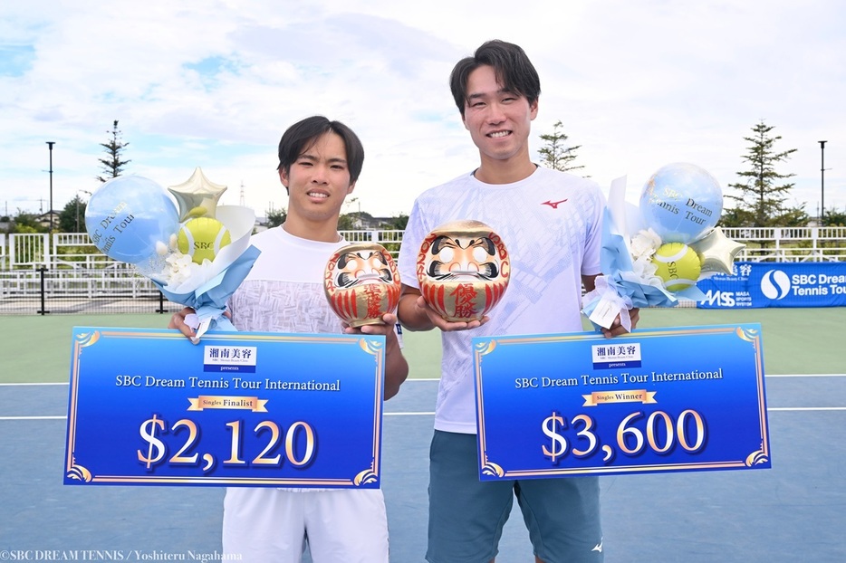 「ITF男子ワールドテニスツアーM25 SBC DREAM TENNIS国際大会」（群馬・清水善造メモリアルテニスコート）の男子シングルスで優勝を飾った今村昌倫（JCRファーマ／右）と準優勝の齋藤惠佑（富士住建）（©SBC DREAM Tennis 事務局、撮影◎長浜功明）