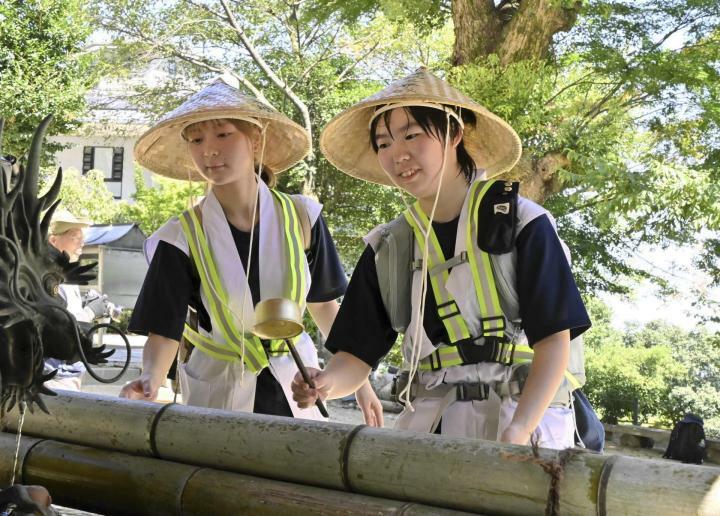 仙遊寺に着き、ちょうずで手を清める生徒