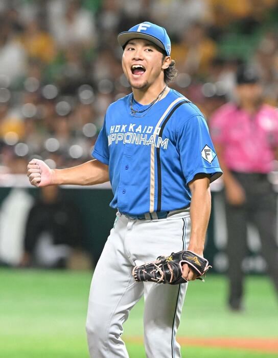 　７回、今宮を見逃し三振に打ち取り吠える伊藤（撮影・石井剣太郎）