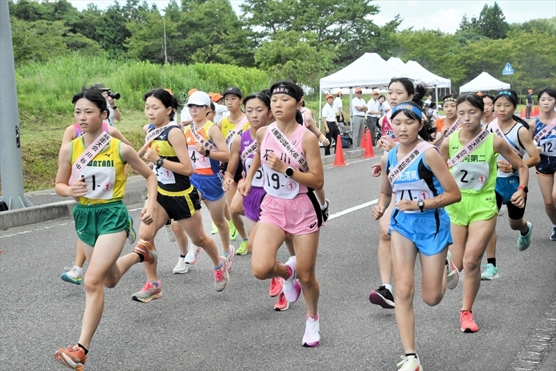 優勝を目指し力走する選手