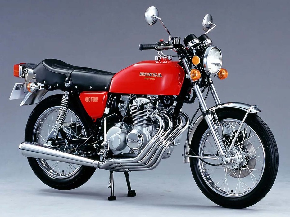 1974年に発売された「初代」CB400FOUR。「フォーワン」の語源となる美しい4in1マフラーが特徴的だ。