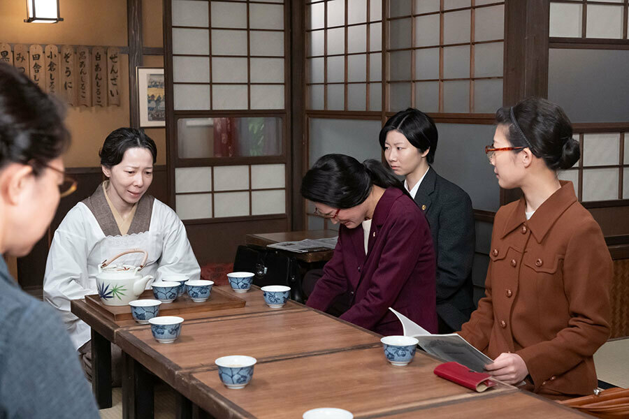 怒りをあらわにする中山（安藤輪子）、よね（土居志央梨）(C)NHK