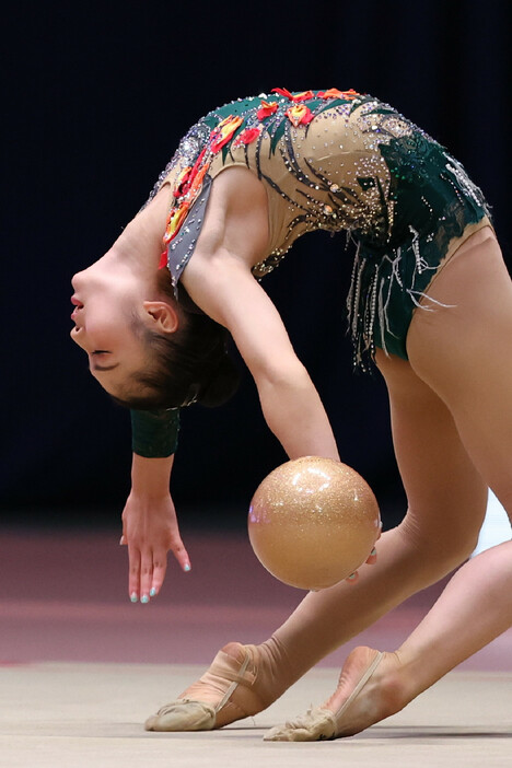 新体操のイオン・カップ世界クラブ選手権でボールの演技をする鈴木菜巴＝２８日、東京体育館