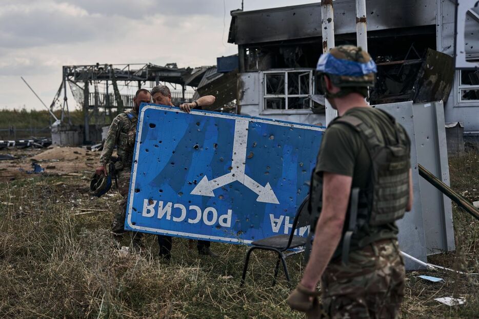 ウクライナ軍が制圧したロシア西部クルスク州スジャで、破壊された両国の国境を示す看板。2024年8月16日撮影（Kostiantyn Liberov/Libkos/Getty Images）