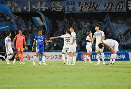 鳥栖―川崎　土壇場で勝ち越しを許し、試合終了後がっくりと肩を落とす鳥栖の選手たち＝川崎市のUvanceとどろきスタジアムbyFujitsu