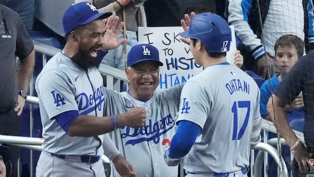 大谷翔平選手の偉業を喜ぶロバーツ監督(写真：AP/アフロ)