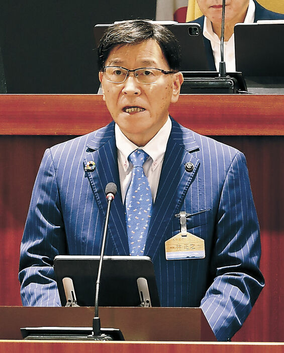 提出議案を説明する林市長＝氷見市役所