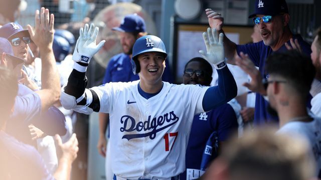 ベンチで祝福されるドジャースの大谷翔平選手(写真：USA TODAY Sports/ロイター/アフロ)