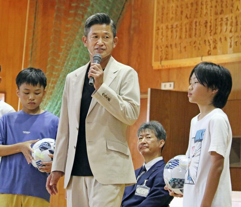 三重県鈴鹿市の小学校にサッカーボールを寄贈し、子どもたちの質問に答える三浦知良＝30日