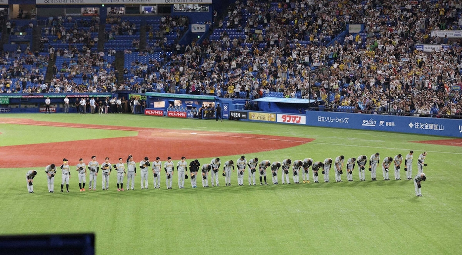 ＜ヤ・神＞レフトスタンドのファンにあいさつする阪神ナイン（撮影・須田　麻祐子）