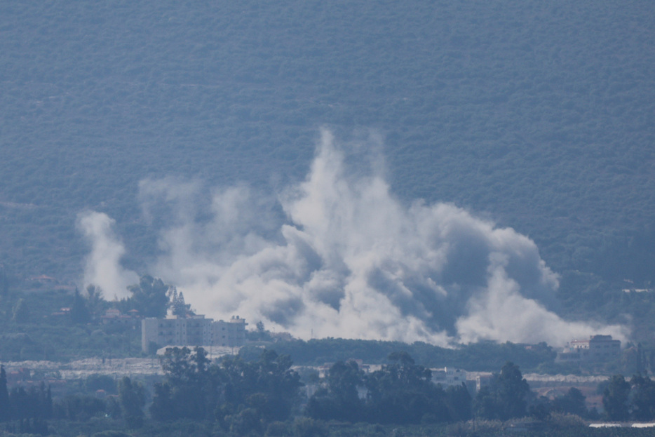 　９月２６日、イスラエル軍は、レバノン南部と東部ベカー高原にあるイスラム教シーア派組織ヒズボラの拠点約７５カ所を夜間に攻撃したと発表した。レバノン南部で撮影（２０２４年　ロイター/Amr Abdallah Dalsh）