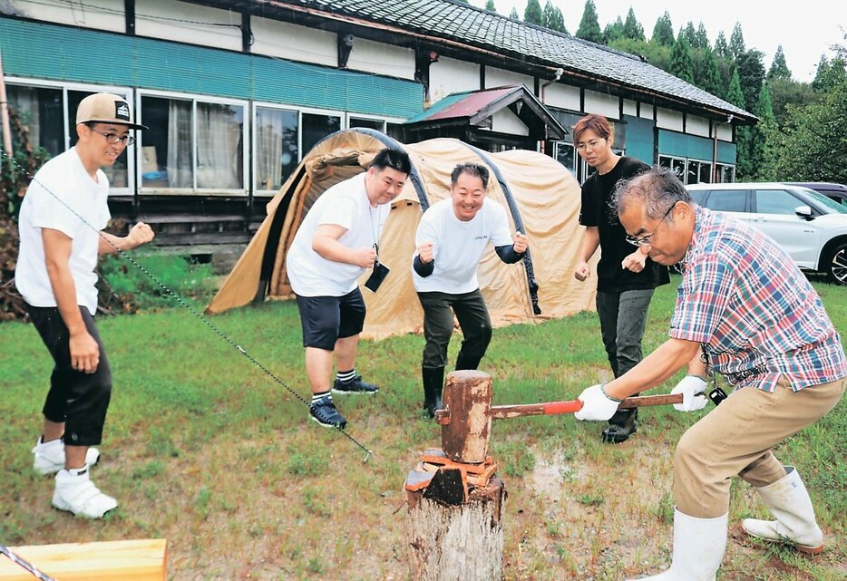 ハンマーを手に瓦割り体験を楽しむ参加者