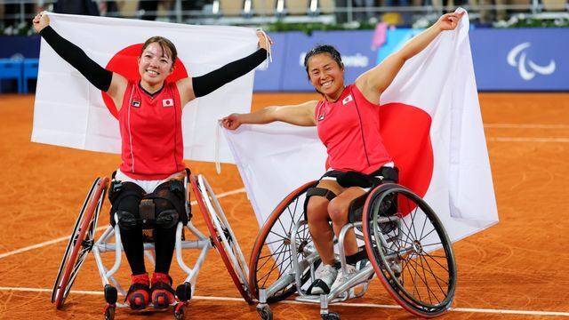 パリパラリンピックの車いすテニス女子ダブルスで史上初の金メダルを獲得した左から田中愛美選手と上地結衣選手(写真：西村尚己/アフロスポーツ)