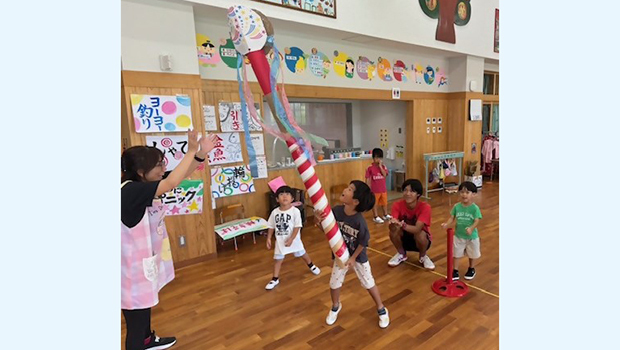 園児と遊ぶ学生（右から2人目）＝竹富町提供