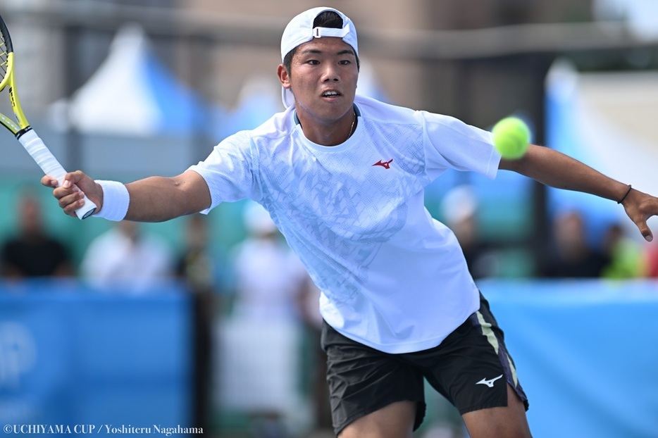 「UCHIYAMA CUP WEEK1」（北海道・平岸庭球場）で男子シングルス決勝に進出した磯村志（やすいそ庭球部）（©UCHIYAMA CUP、撮影◎長浜功明）