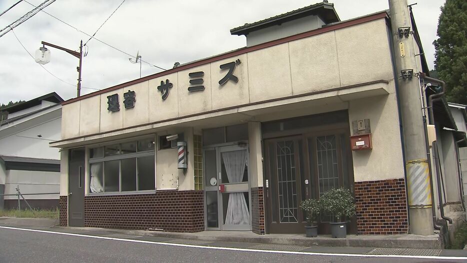 母親が営む理容室（長野県小川村）