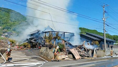 火災で煙を上げる民家＝武雄市山内町犬走