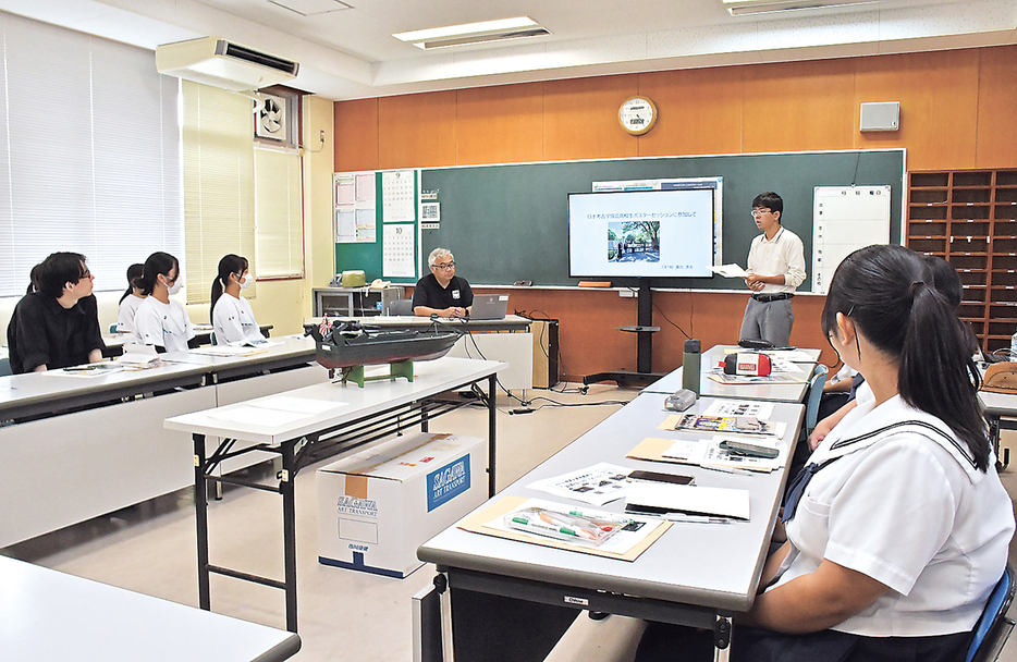 活動発表をする古仁屋高まちづくり研究所の生徒＝21日、瀬戸内町古仁屋