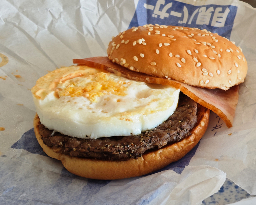 月見バーガーの蒸し焼きたまごは、固ゆで状態。