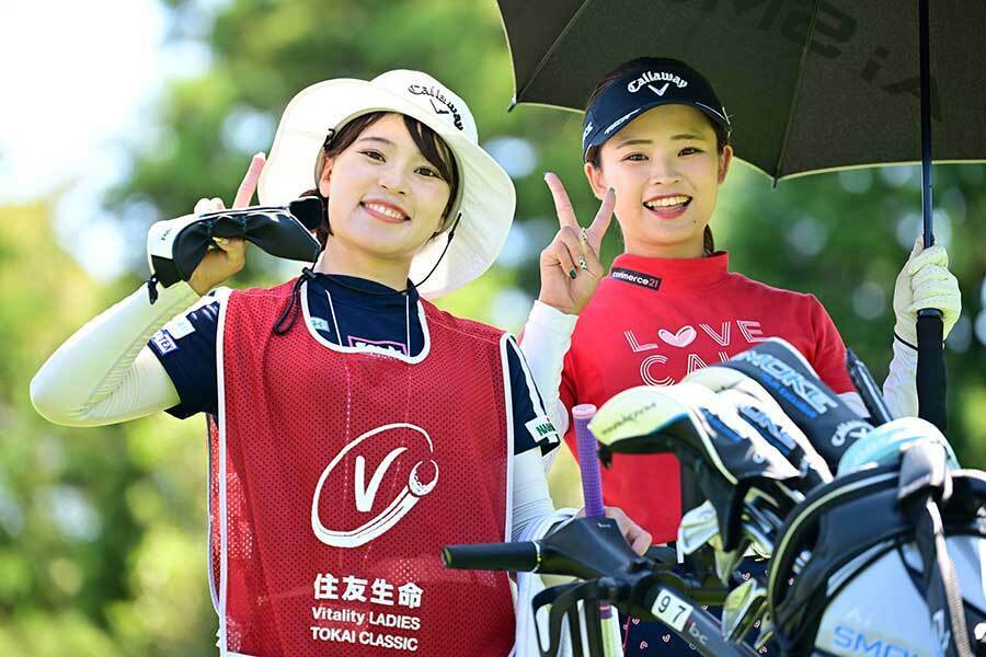 笑顔の政田（右）とキャディーの竹本梨奈【写真：Getty Images】