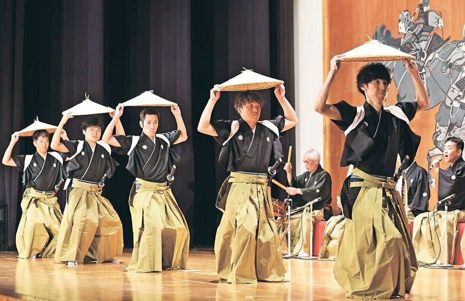 麦屋節の笠踊りを披露する越中五箇山麦屋節保存会のメンバー＝平若者センター春光荘（石黒航大撮影）