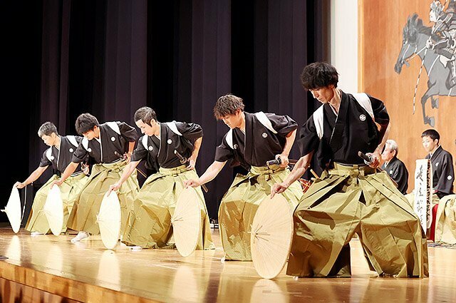 麦屋節を披露する越中五箇山麦屋節保存会のメンバー