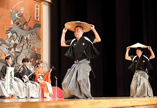 麦屋節を踊る越中五箇山民謡保存会のメンバー