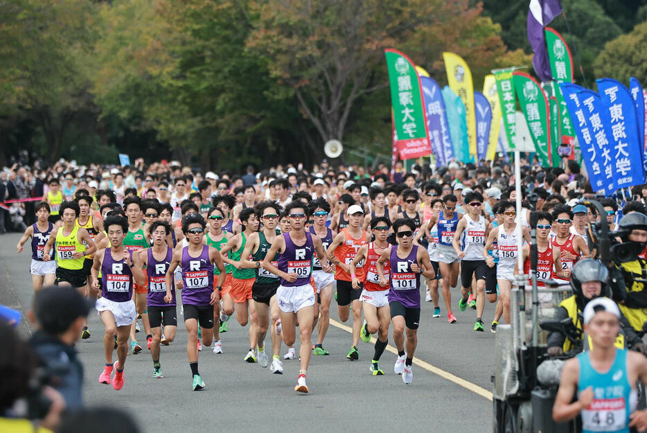 ２３年の予選会で力走する、立大ら各校の選手たち