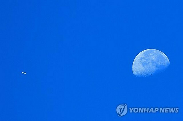 ソウル・竜山の上空で確認された北朝鮮のごみ風船とみられる物体＝23日、ソウル（聯合ニュース）