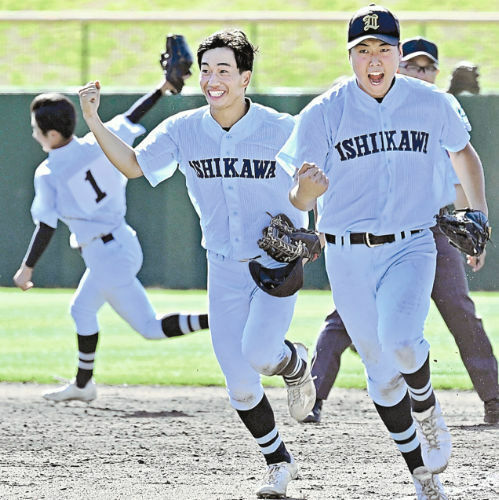 【光南―学法石川】準決勝進出を決め、歓喜する学法石川の林（中央）ら