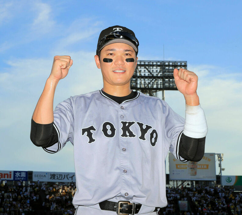 勝利に貢献し、ポーズを決める坂本勇人（カメラ・相川　和寛）