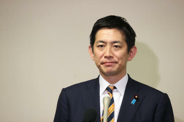 自民党総裁選を終え、取材に応じる小林鷹之前経済安保相=2024年9月27日午後3時49分、東京・永田町の自民党本部、杜宇萱撮影