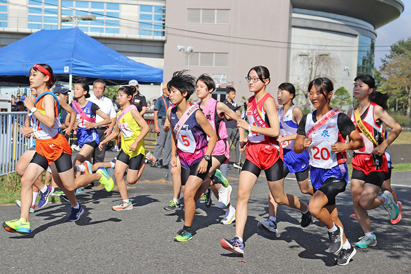 一関地方中学校駅伝で一斉にスタートする選手たち