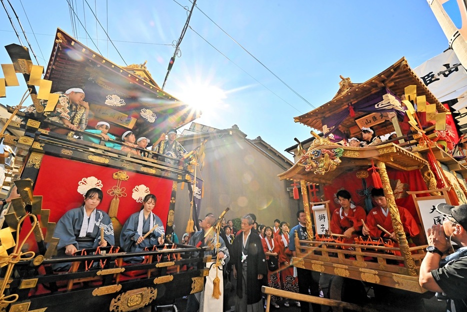 強い日差しの中、太鼓のたたき合いを披露する生玉区（左）と竜田区の山車＝9月14日午後3時ごろ、福井県小浜市竜田