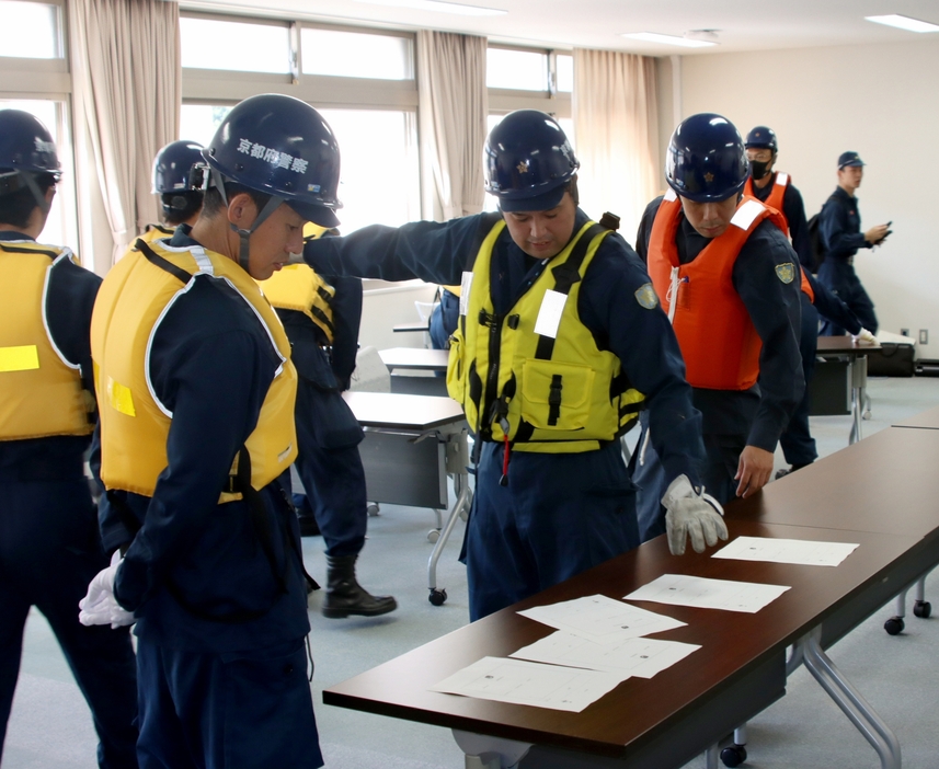 大学内に機材を運び警察機能を移転する署員たち