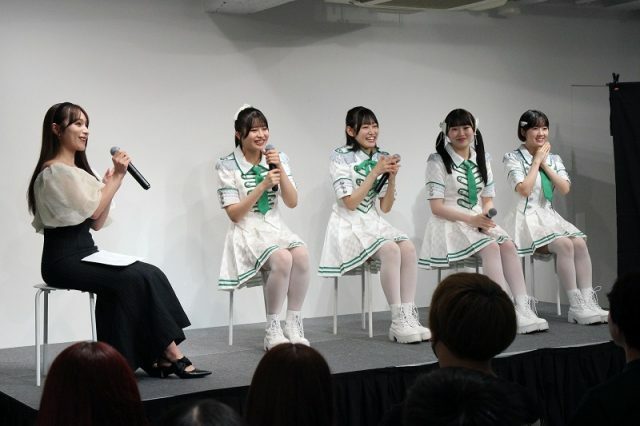 （左から）司会の左伴彩佳、KLP48の行天優莉奈、黒須遥香、山根涼羽、甲斐心愛(C)エンタメOVO