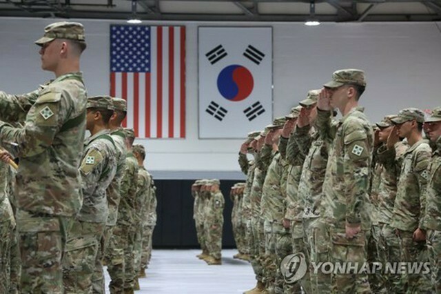 7月に京畿道北部、東豆川の在韓米軍基地で開かれた任務交代式の会場。太極旗（韓国国旗）と星条旗（米国旗）が掲げられている＝（聯合ニュース）