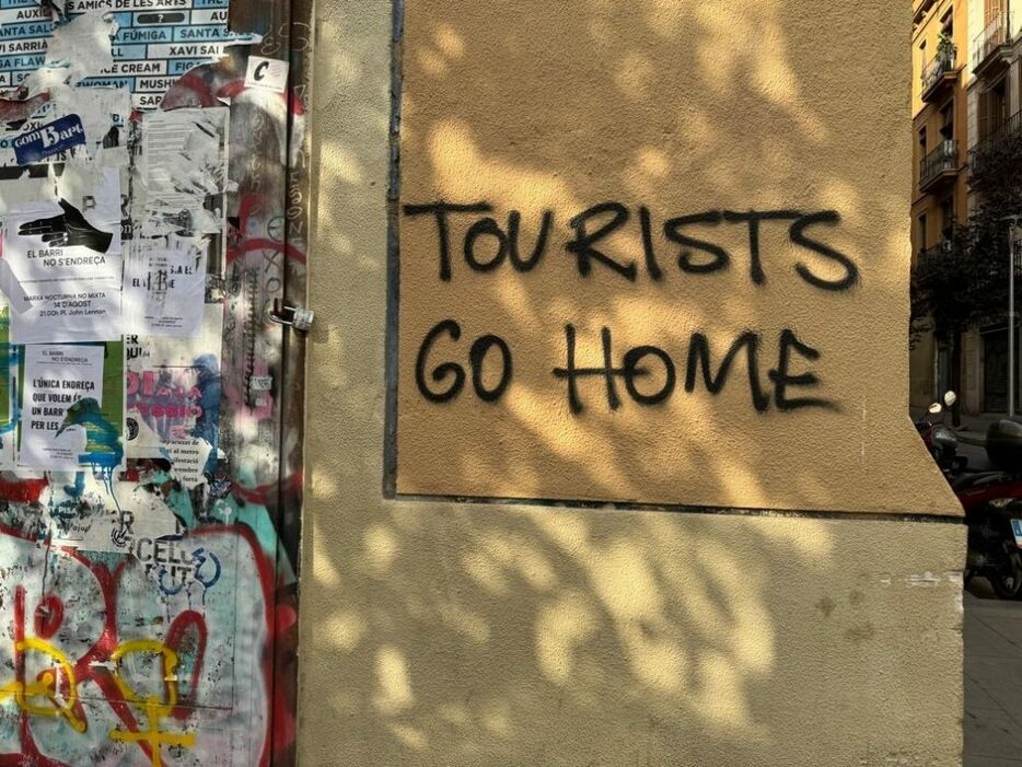 スペイン、バルセロナの観光地付近に「TOURISTS GO HOME（観光客は帰れ）」の落書き – 2024年8月筆者撮影