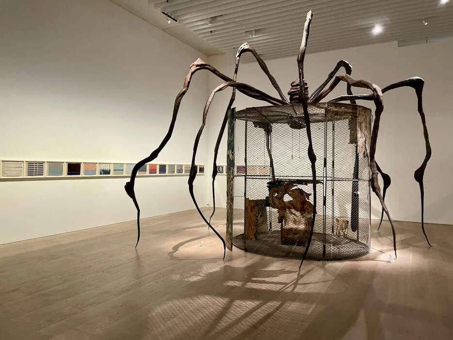 展示風景より、彫刻作品は《蜘蛛》（1997）