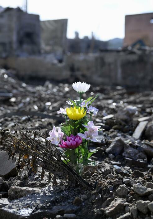 能登半島地震から8カ月となった「輪島朝市」周辺に供えられた花＝1日、石川県輪島市