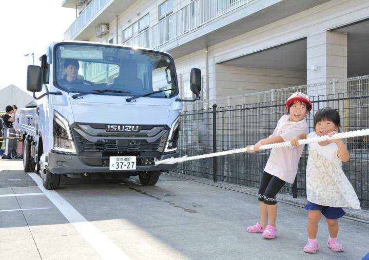 トラック引きに挑戦する子ども＝29日午前、松山市井門町