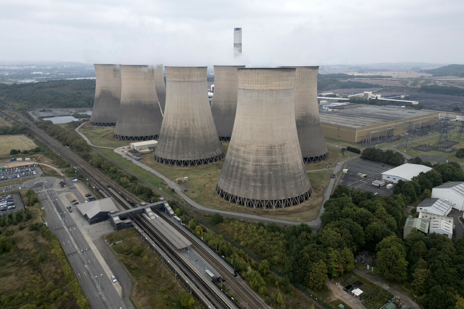 英国で最後の石炭火力発電所が３０日、運転を終了する。温室効果ガスの排出量が多い石炭火力の全廃は先進７カ国（Ｇ７）で初めて。写真は運転を終了するラトクリフ・オン・ソア発電所＝１９日