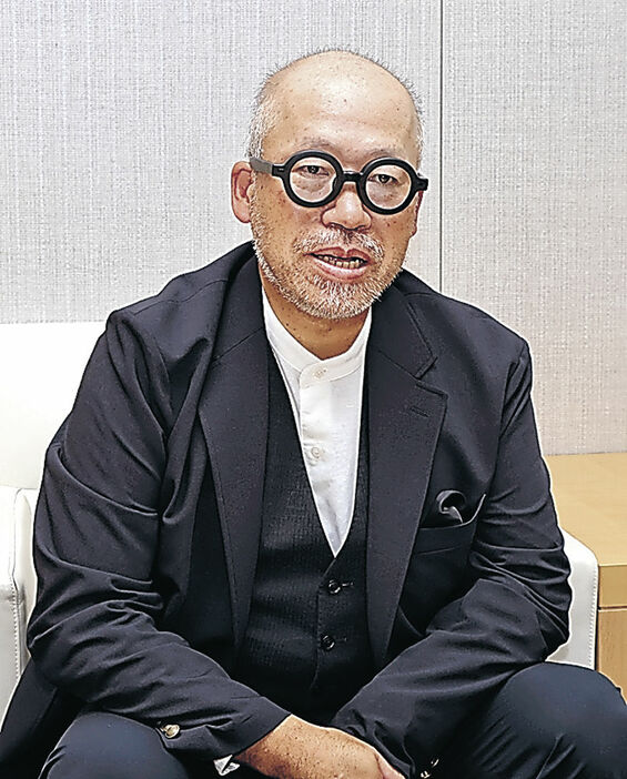 永井豪記念館の展示棟を設計した小笠原さん＝北國新聞社