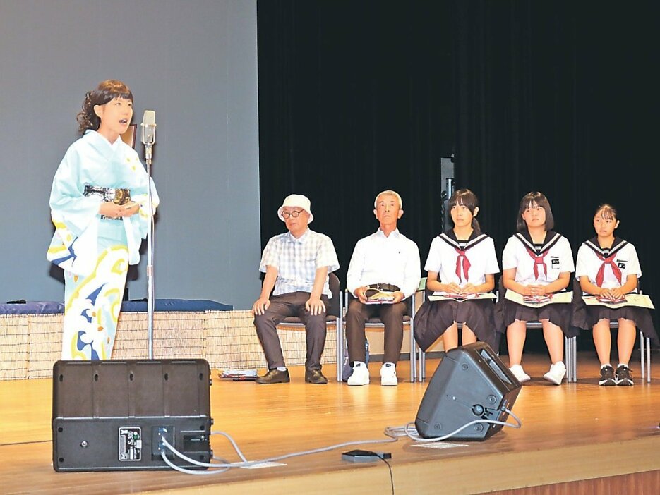 最優秀賞の玉生さんの歌詞が披露された表彰式