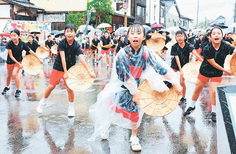 「じゃんとこいむぎや」を披露する城端小の児童