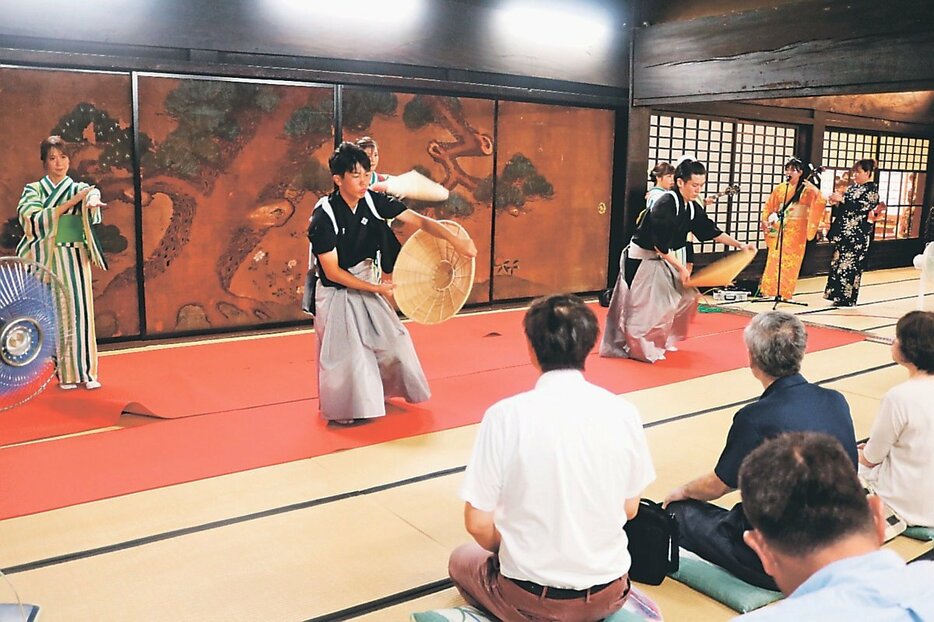 善徳寺の庫裏で行われた「むぎやライブ」