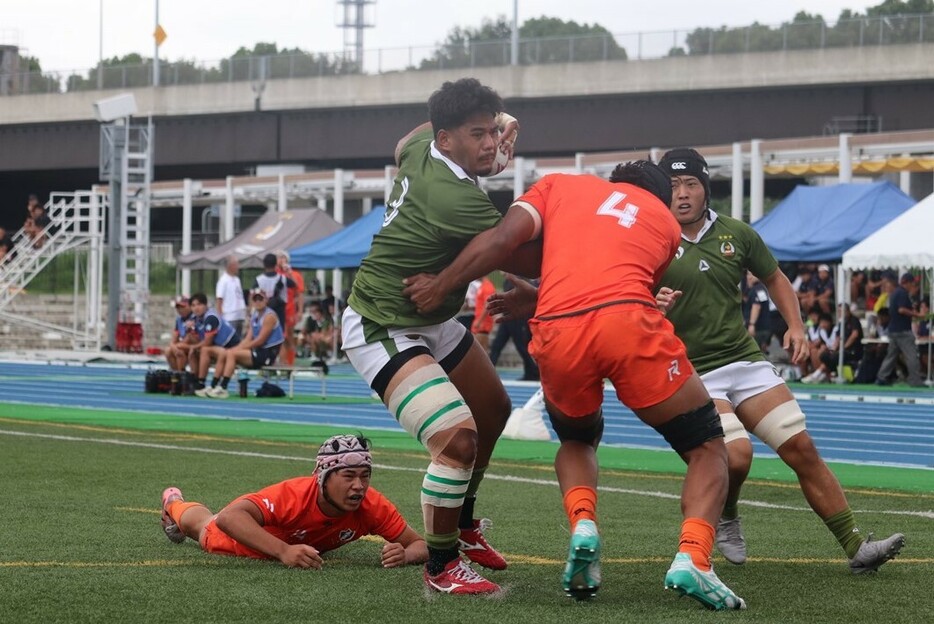 前半13分、相手のタックルをかわしてインゴールにボールを持ち込んだ大東大リサラ・フィナウ（撮影：BBM）