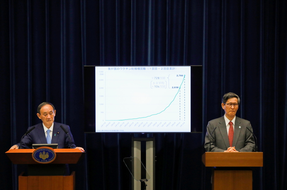 菅首相と緊急事態宣言の解除について会見。2021年6月17日撮影（写真：代表撮影／ロイター／アフロ）