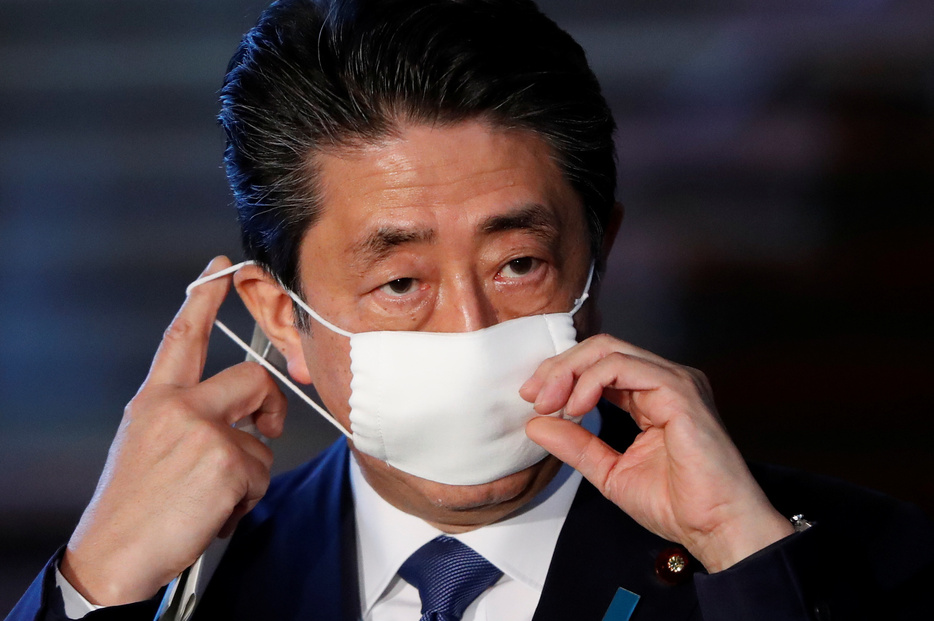 安倍首相が緊急事態宣言を発令へ。2020年4月6日撮影（写真：ロイター／アフロ）