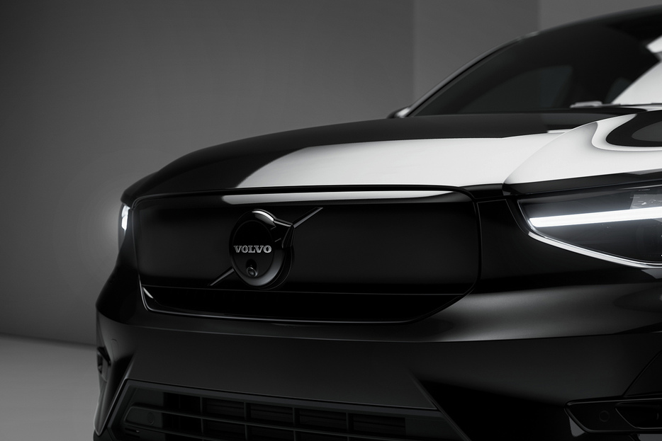 ボルボは、XC40 Rechargeの車名を「EX40」に変更。あわせて特別仕様車の「EX40 Ultra Single Motor Black Edition」を発売した。